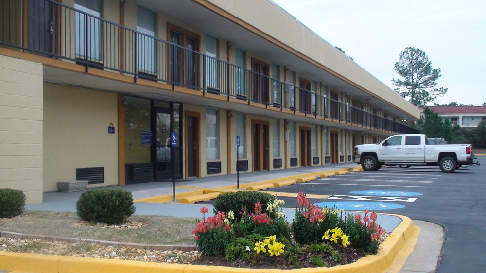Days Inn By Wyndham Madison Exterior photo